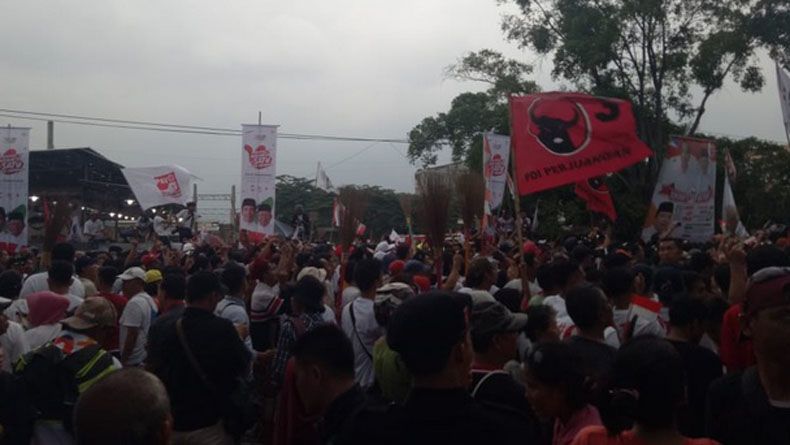 Jokowi Jelaskan Makna Sapu Lidi di Pawai Karnaval Bersatu