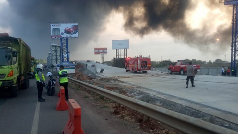 15 Mobil Damkar Dikerahkan Padamkan Api di Lapak Plastik Dekat Bandara Soetta