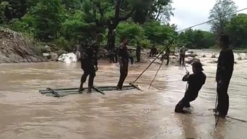 Bantu Anak Sekolah Seberangi Sungai, Yonmek 741/GN Buat Rakit Bambu