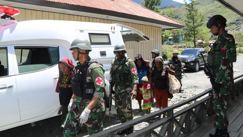 Prajurit Kostrad di Puncak Jaya, Bantu Ibu Melahirkan