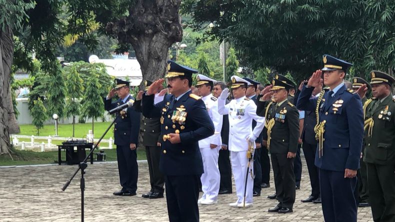 Hadiri HUT Ke-18 F-FDTL, Panglima TNI Tabur Bunga di TMP Seroja
