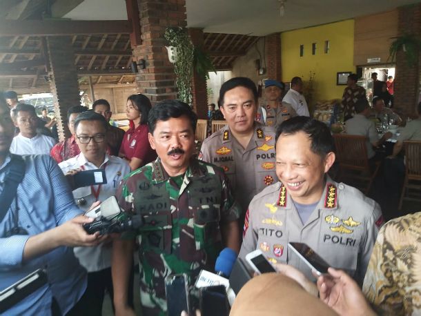Foto Dua Jari Panglima TNI-Kapolri Viral, Hadi: Itu Kode Soliditas