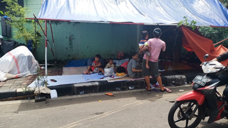 Rumah Kebanjiran, Warga Ramai-Ramai Dirikan Tenda di Trotoar Jalan Manggarai
