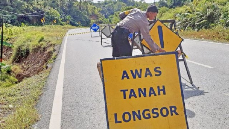 Diterjang Hujan Deras, Sejumlah Akses Jalan di Toraja Tertutup Longsor