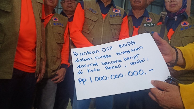 BNPB Serahkan Bantuan Dana Rp1 Miliar untuk Tangani Banjir Kota Bekasi