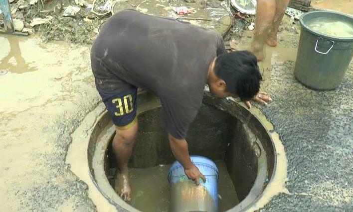 Minim Pasokan, Warga Jatiasih Bekasi Pakai Air Got untuk Bersihkan Lumpur