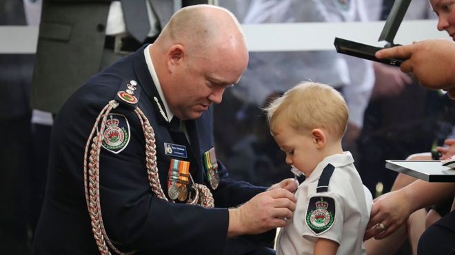 Bocah 19 Bulan Terima Penghargaan Atas Aksi Heroik Sang Ayah yang Tewas saat Padamkan Kebakaran Hutan Australia