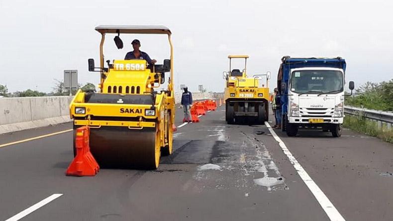 Perbaikan Jalan Tol Pemalang-Batang yang Rusak dan Berlubang Dikebut 