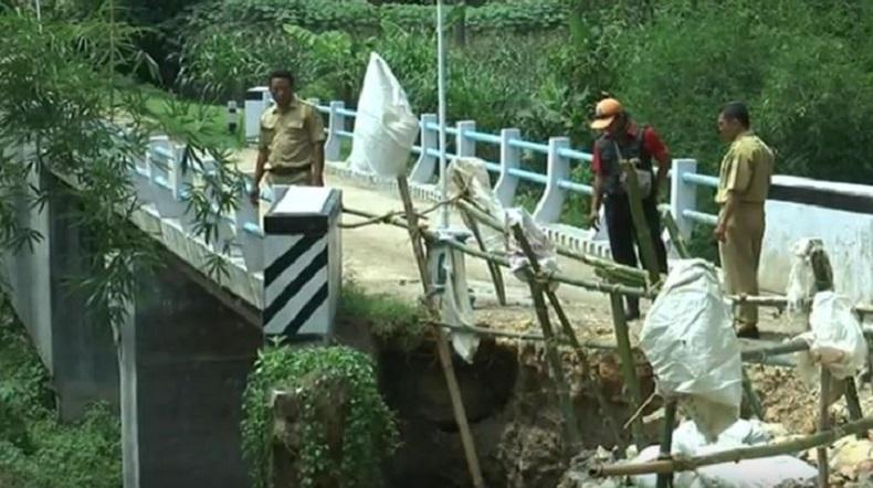 Jembatan Penghubung 2 Desa di Grobogan Terancam Ambruk usai Diterjang Banjir Bandang