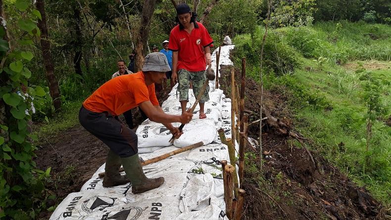 Usulan Perbaikan Belum Direspons, Warga Kulonprogo Bangun Tanggul Darurat Secara Swadaya