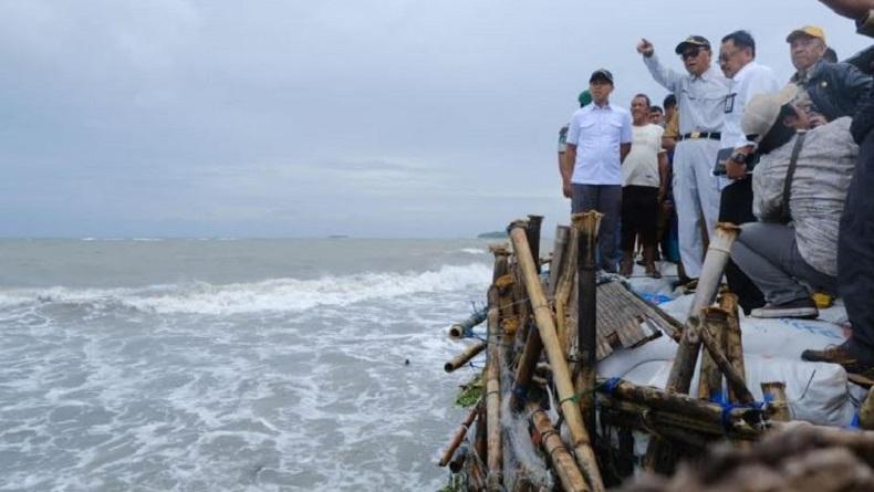 Kunjungi Korban Abrasi di Pantai Galesong, Gubernur Sulsel: Warga Tak Usah Risau