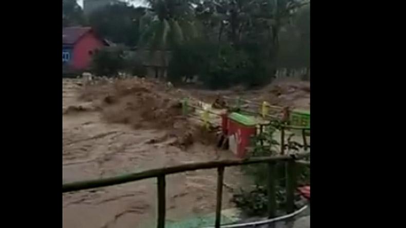 Banjir Bandang di Brebes Rusak 7 Rumah, Warga Ngungsi ke Koramil