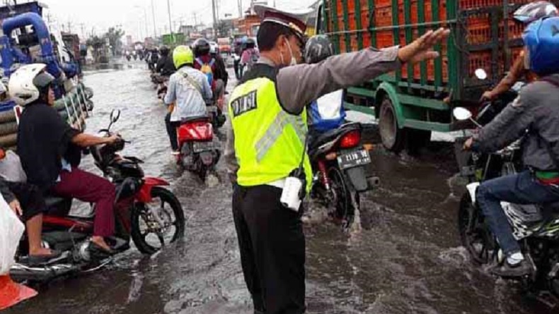 Banjir di Jalur Pantura Kaligawe Masih Setinggi 40 Cm
