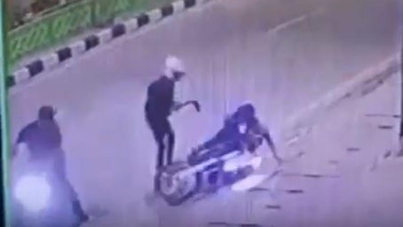 Viral Aksi Begal Motor Sadis Bacok Kakek 61 Tahun di Underpass Titi Kuning Medan