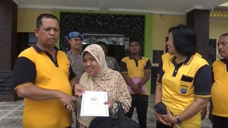 13 Tahun Keliling Indonesia, Nenek Tunanetra Akhiri Perjalanan di Batubara Sumut