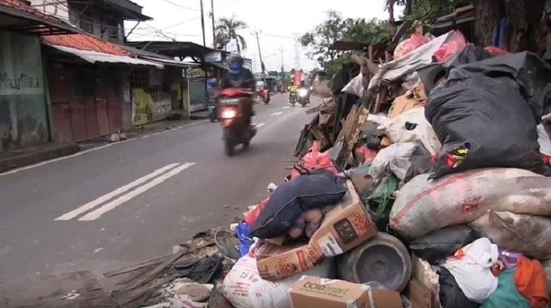 Perabot Rusak akibat Banjir Menggunung di Jakarta Barat, Warga Mengeluh Bau