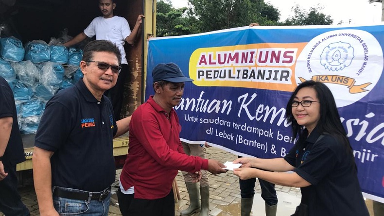 Alumni UNS Salurkan 1.800 Paket Bantuan kepada Korban Banjir di Lebak dan Bekasi