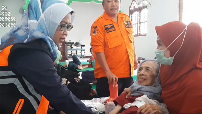 Bupati Bogor Berikan Trauma Healing ke Warga Korban Banjir Bandang di Sukajaya