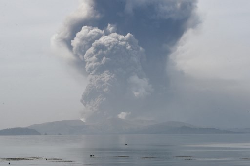 Gunung Berapi di Filipina Meletus: 10.000 Orang Mengungsi dan 240 Penerbangan Dibatalkan
