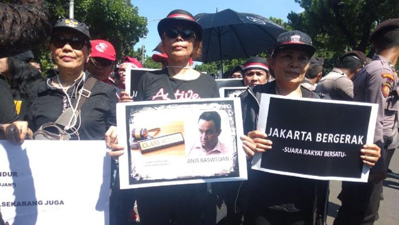 Massa Pro dan Kontra Anies Baswedan Demo di Balai Kota Jakarta