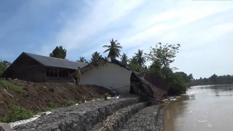 Bangunan Sekolah di Wajo Ambruk akibat Banjir, Siswa Belajar Duduk di Lantai
