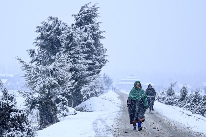 100 Orang Tewas akibat Longsor Salju di Kashmir Pakistan