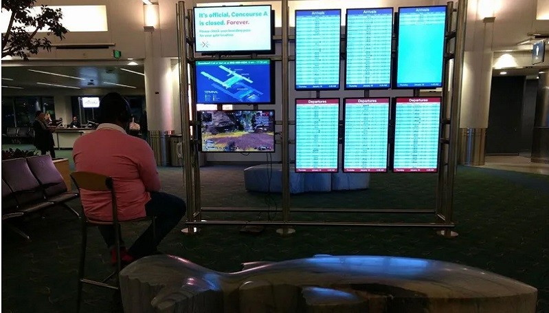 Seorang Pria Membajak TV di Airport untuk Bermain Game Apex Legends