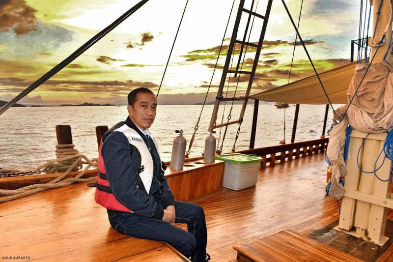 Presiden Jokowi Naik Kapal Pinisi, Nikmati Matahari Terbenam di Labuan Bajo