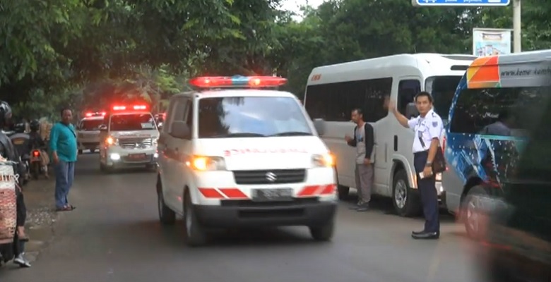 32 Ambulans Angkut Korban Kecelakaan Bus di Ciater Subang Pulang ke Depok