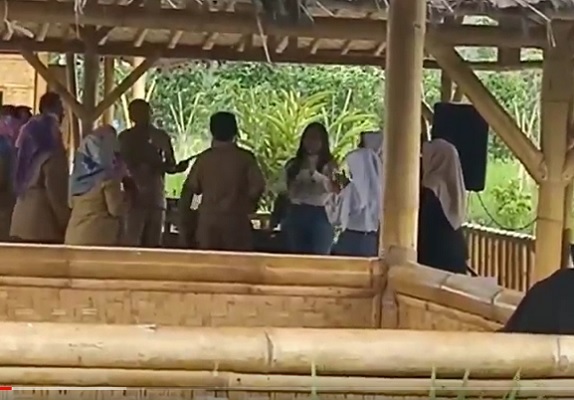 Viral PNS Dangdutan saat Jam Kerja Bersama Anak SMA di Bandung