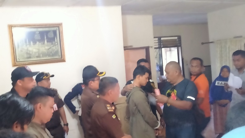 Dipeluk Sang Ibu usai Rekonstruksi, 2 Eksekutor Pembunuhan Hakim Jamaluddin Menangis