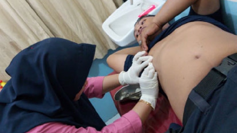 Petugas Damkar di Gowa Disengat Tawon Ganas hingga Tembus ke Fire Jacket