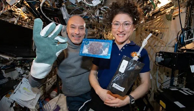  Astronot Butuh Waktu 2 Jam Panggang Kue Chocolate Chip di Luar Angkasa