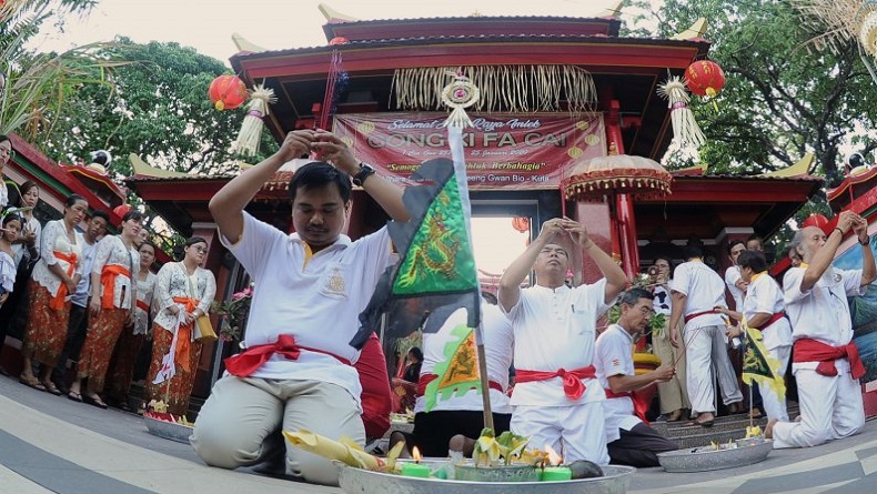 Warga Etnis Tionghoa di Bali Sembahyang Imlek di Vihara Dharmayana Kuta