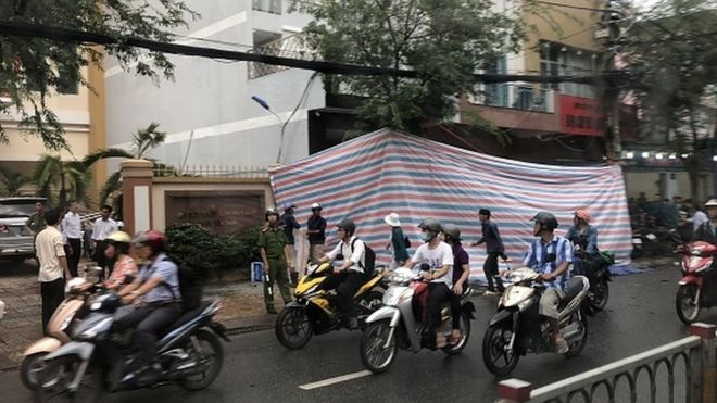 2 Pria Vietnam Didenda Gara-Gara Berkendara Sambil Mandi