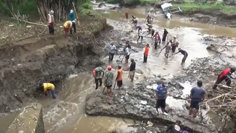 Hindari Banjir, Warga Ponorogo Bersihkan Sampah di Pintu Air Cokromenggalan
