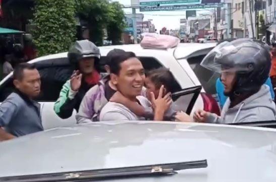 Ditinggal Orang Tua Belanja di Pasar, Bocah di Tasikmalaya Terkunci di Mobil
