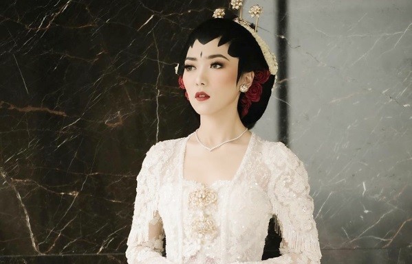 Isyana Sarasvati Cantik saat Nikah dengan Kebaya Rancangan Didiet Maulana