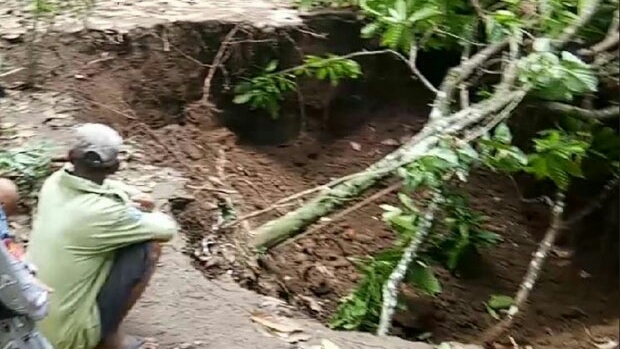 Warga Maros Geger dengan Munculnya Lubang Raksasa di Lokasi Pemakaman
