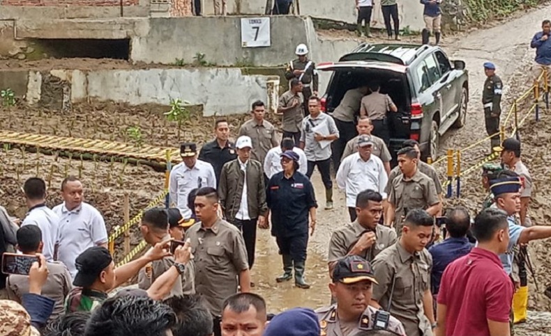 Banjir Sukajaya, Jokowi Tanam Bibit Akar Wangi Untuk Cegah Longsor