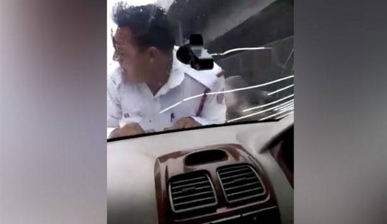 Bak Film Laga, Polisi India Bertahan di Kap Mobil yang Kabur saat Razia
