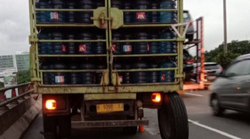 Truk Galon Air Alami Gangguan Ban, Lalu Lintas Tol Cikampek ke Jatinegara Terhambat
