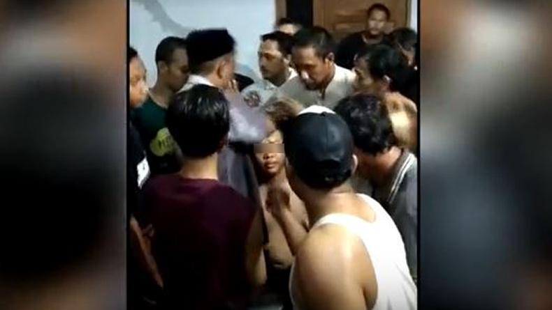 Dugaan Penculikan Anak, Sopir Taksi Online di Gresik Babak Belur Diamuk Warga