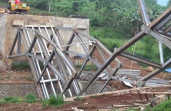 Jembatan Penyeberangan Rp5,8 M di Cianjur Ambruk, Kontraktor Diduga Lalai