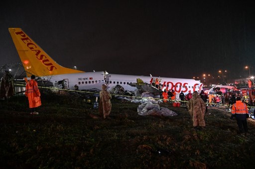 3 Orang Tewas akibat Pesawat Tergelincir dan Terbelah di Turki