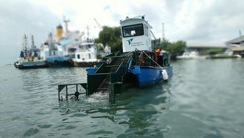 Satu-satunya, Makassar Punya Kapal Pengangkut Sampah di Sekitar Area Pelabuhan