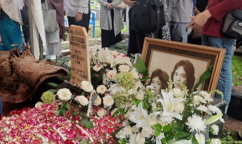 Jenazah Yanti Noor Dimakamkan Satu Liang Lahat dengan Chrisye