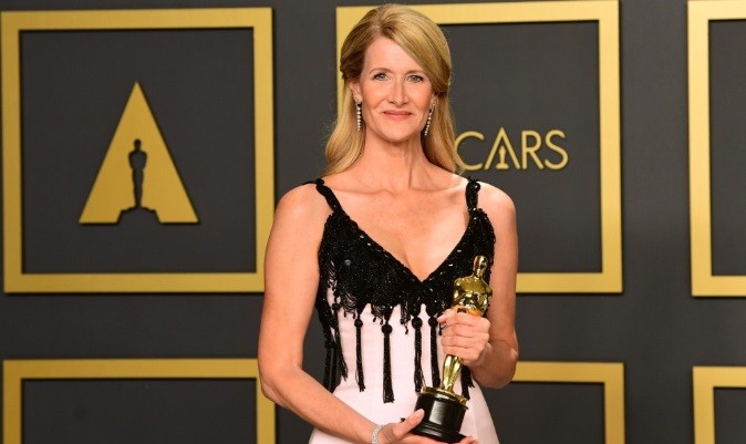 Laura Dern Singkirkan Scarlett Johansson dan Margot Robbie di Oscar 2020