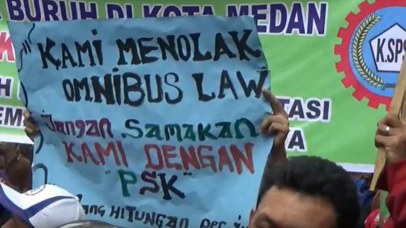 Tolak RUU Omnibus Law Cipta Lapangan Kerja, Buruh di Medan Demo di Kantor DPRD Sumut