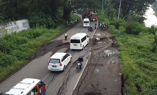 Jalur Utama Cirebon-Bandung di Sumedang Ambles 1 Meter, Macet hingga 5 Km